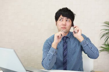 Bir akıllı telefonda konuşan işadamı