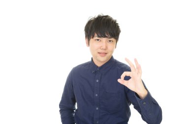 Tamam el işareti ile Asya adam