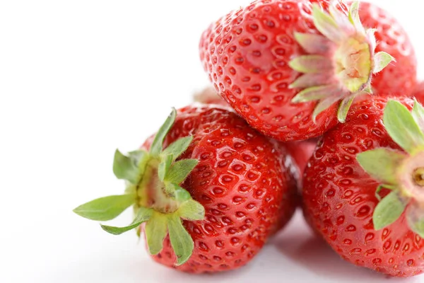 Fresas Frescas Aisladas Sobre Fondo Blanco — Foto de Stock