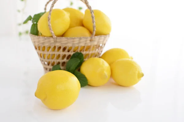 Limones Frescos Cesta —  Fotos de Stock