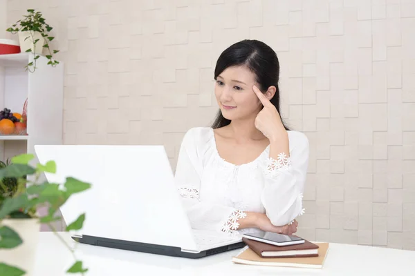 Mujer Usando Portátil —  Fotos de Stock