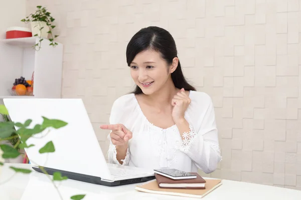 Mujer Que Disfruta Computadora Portátil —  Fotos de Stock