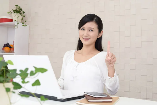 Smiling Woman Using Laptop — Stock Photo, Image
