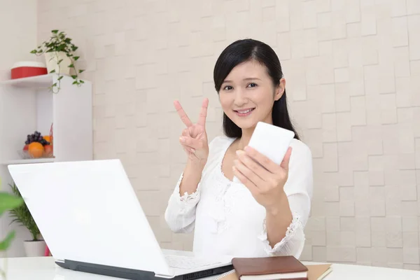 Uśmiechający Się Asian Kobieta Daje Znak — Zdjęcie stockowe