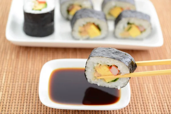 Lahodné Sushi Rolls Čerstvými Plody Moře — Stock fotografie