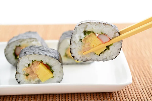 美味的寿司卷 用新鲜的海鲜制成 — 图库照片