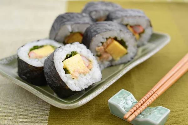 美味的寿司卷 用新鲜的海鲜制成 — 图库照片