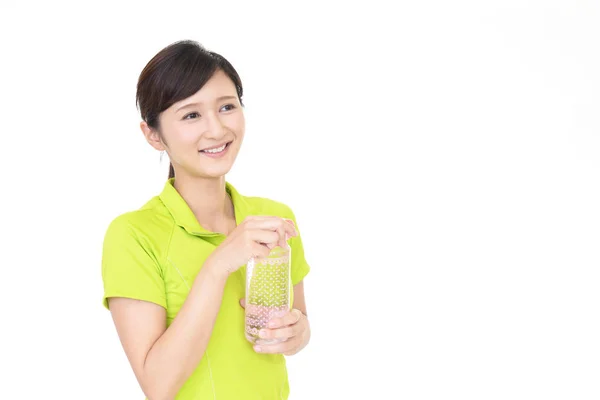 Mujer Sosteniendo Una Botella Agua —  Fotos de Stock