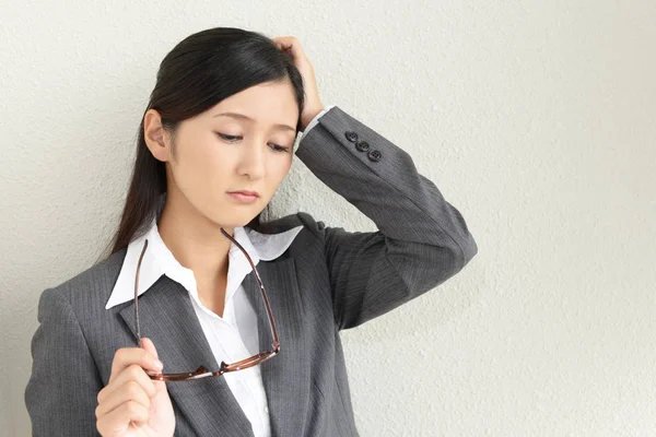 Trött Och Stressad Asiatisk Affärskvinna — Stockfoto
