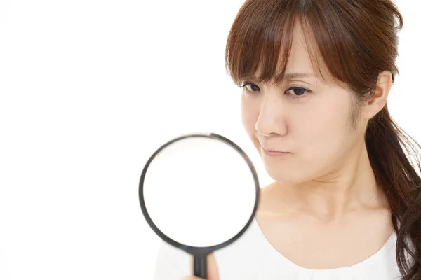 Mujer Sosteniendo Una Lupa — Foto de Stock