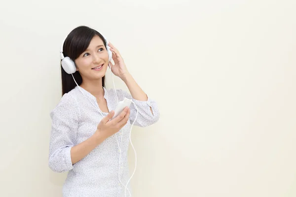 Mujer Escuchando Música — Foto de Stock