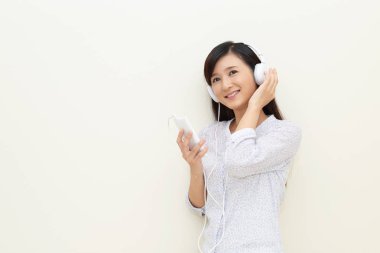 Müzik Dinleyen Kadın