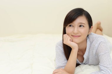 kadın bir yatakta yatarken