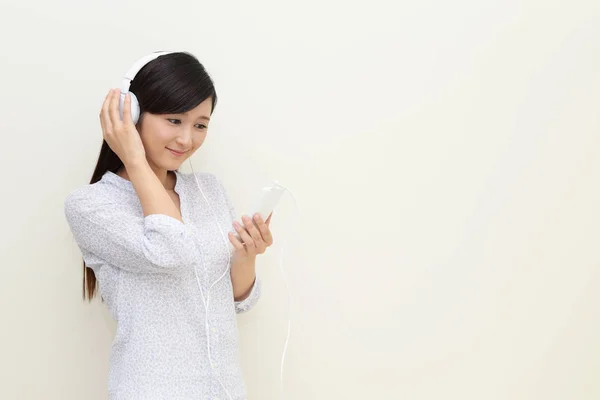 Mujer Escuchando Música — Foto de Stock