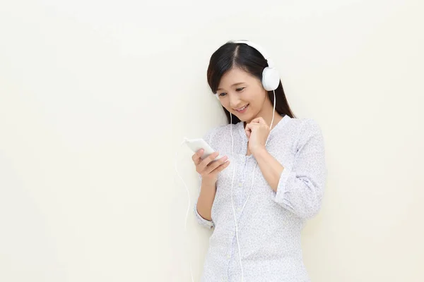 Mujer Escuchando Música — Foto de Stock