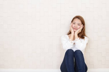 Güzel genç kadın evde rahat