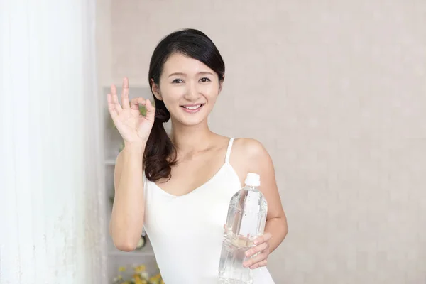 Jonge Vrouw Drinken Van Een Fles Water — Stockfoto