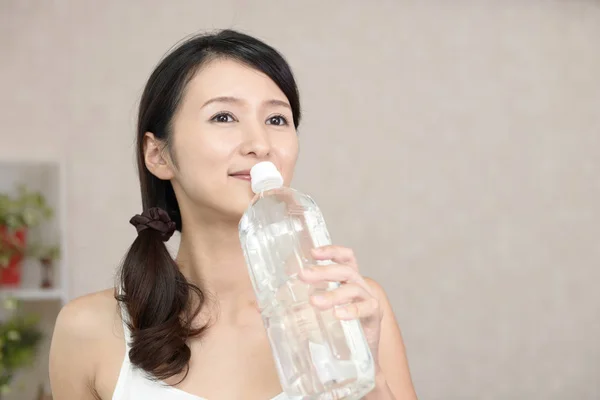 Den Unga Kvinnan Som Dricker Flaska Vatten — Stockfoto