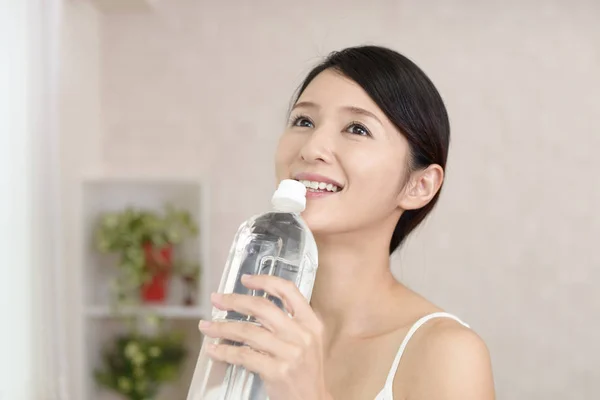 水のボトルを飲む若い女性 — ストック写真