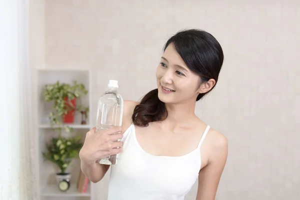 Νεαρή Γυναίκα Που Πίνει Ένα Μπουκάλι Νερό — Φωτογραφία Αρχείου
