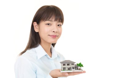 Kadın bir konut modeli ile