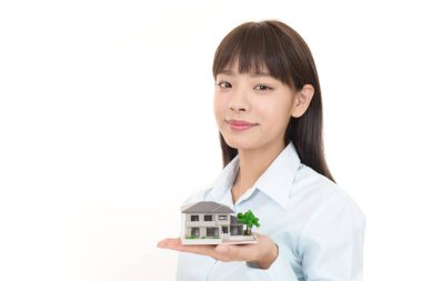 Kadın bir konut modeli ile