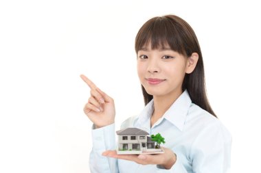 Kadın bir konut modeli ile