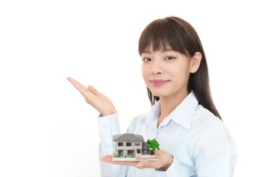 Kadın bir konut modeli ile