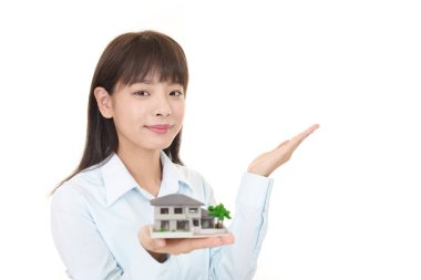 Kadın bir konut modeli ile