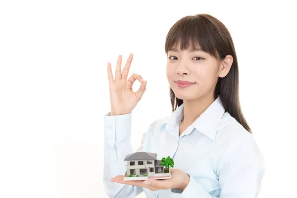 Mujer Con Modelo Vivienda —  Fotos de Stock