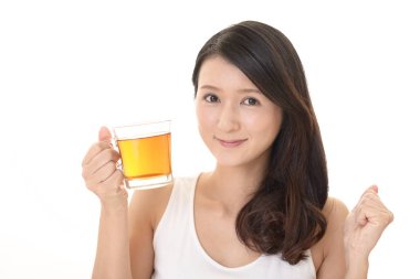 Çekici kadın çay vakit geçiriyor