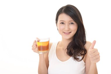 Çekici kadın çay vakit geçiriyor