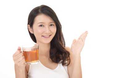 Genç bayan çay içiyor.