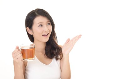 Genç bayan çay içiyor.