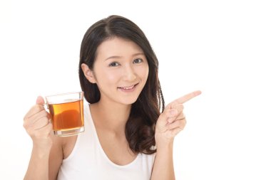 Genç kadın bir fincan çay sahiptir