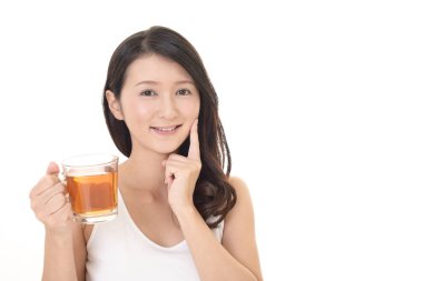 Çekici kadın çay vakit geçiriyor