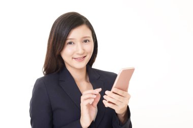 bir akıllı telefon kullanan iş kadın