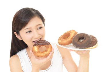 Asyalı genç kadın tatlılar yemek