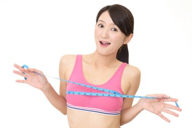 Genç kadın göğüslerini ölçme