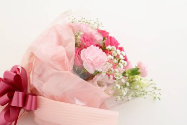 Beyaz arkaplanda izole edilmiş çiçek demeti