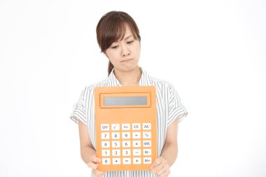 Bir hesap makinesi ile hayal kırıklığına kadın