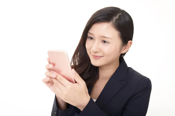 Business Kvinna Tittar Smart Telefon — Stockfoto