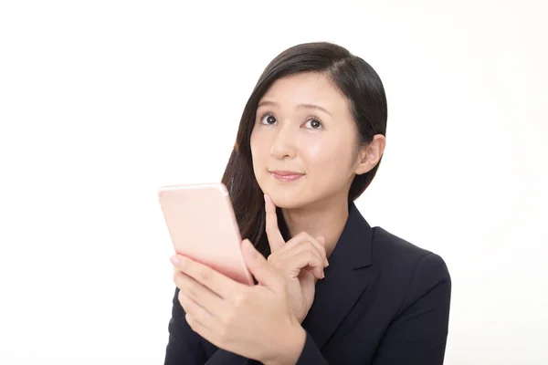 Female Office Worker Uses Smart Phone — Stock Photo, Image