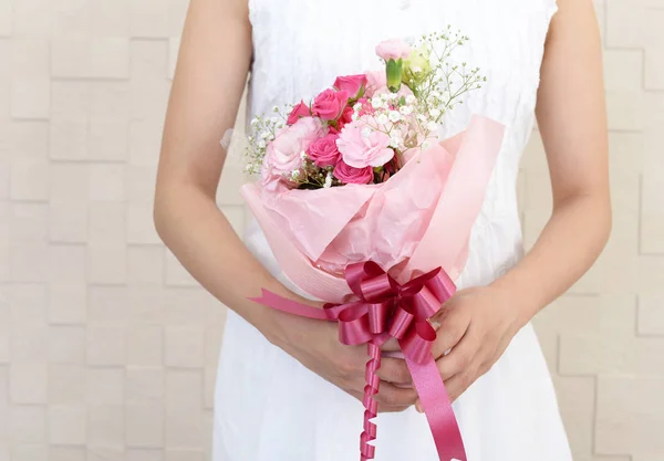 Mujer Sosteniendo Ramo Flores — Foto de Stock