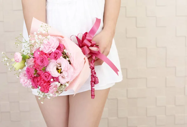 Mujer Sosteniendo Ramo Flores — Foto de Stock