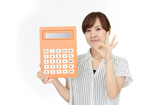 Улыбающаяся Женщина Калькулятором — стоковое фото