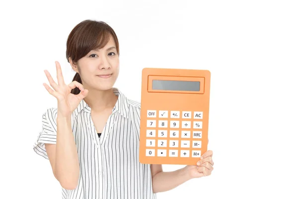 Усміхнена Жінка Тримає Калькулятор — стокове фото