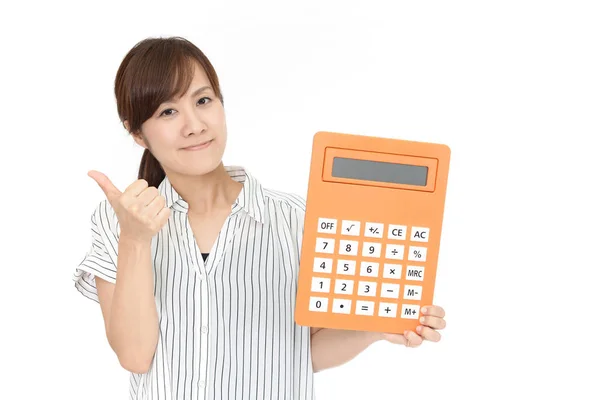 Mulher Sorridente Segurando Uma Calculadora — Fotografia de Stock