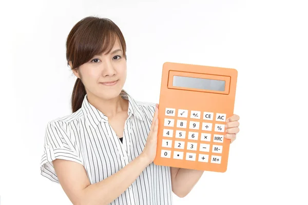 Mujer Sonriente Sosteniendo Una Calculadora — Foto de Stock