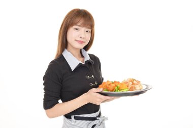 Beyaz arka plan üzerinde izole gülümseyen Asya garson